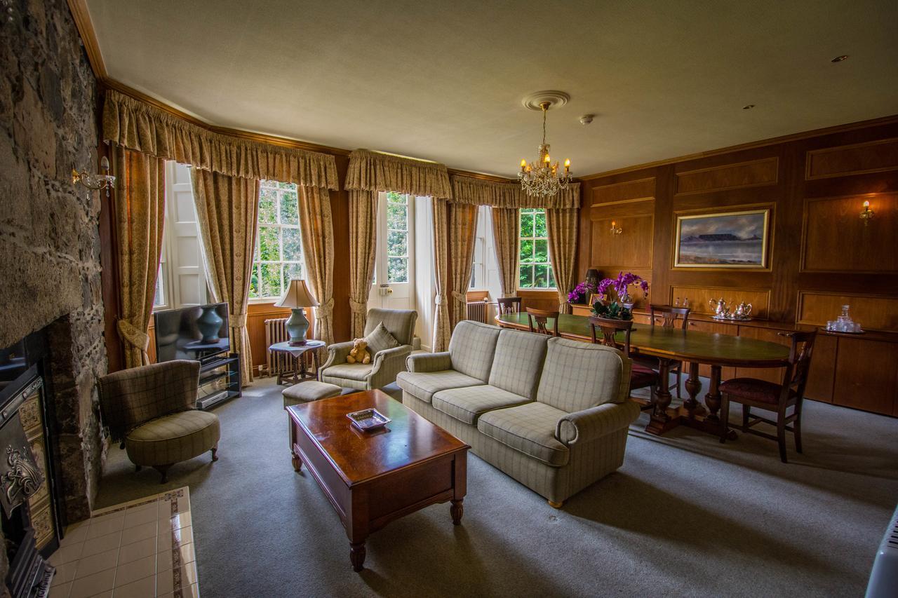 Castle Hotel Хънтли Екстериор снимка