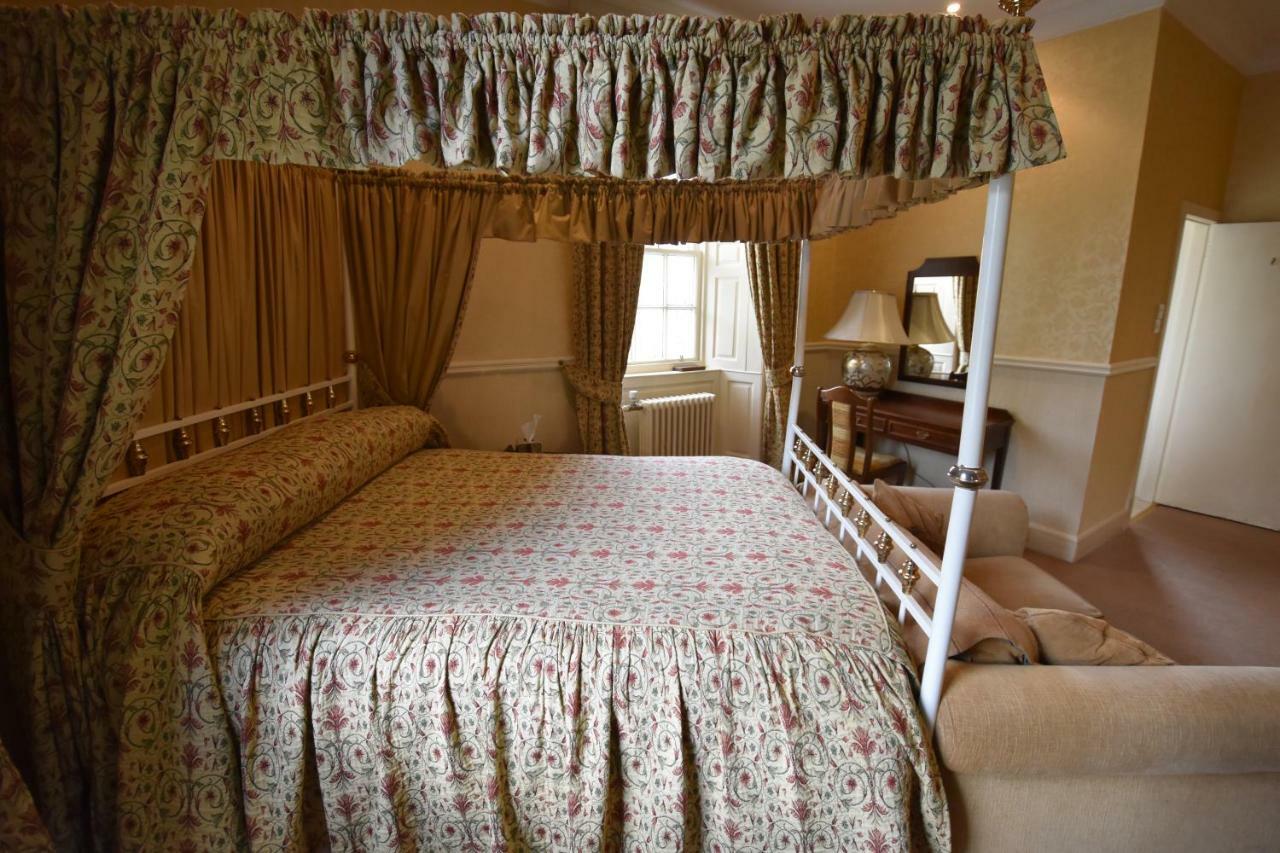 Castle Hotel Хънтли Екстериор снимка